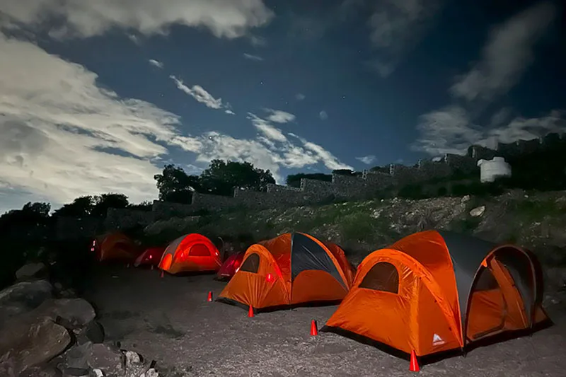 ZONA DE CAMPING (incluye tienda de acampar)